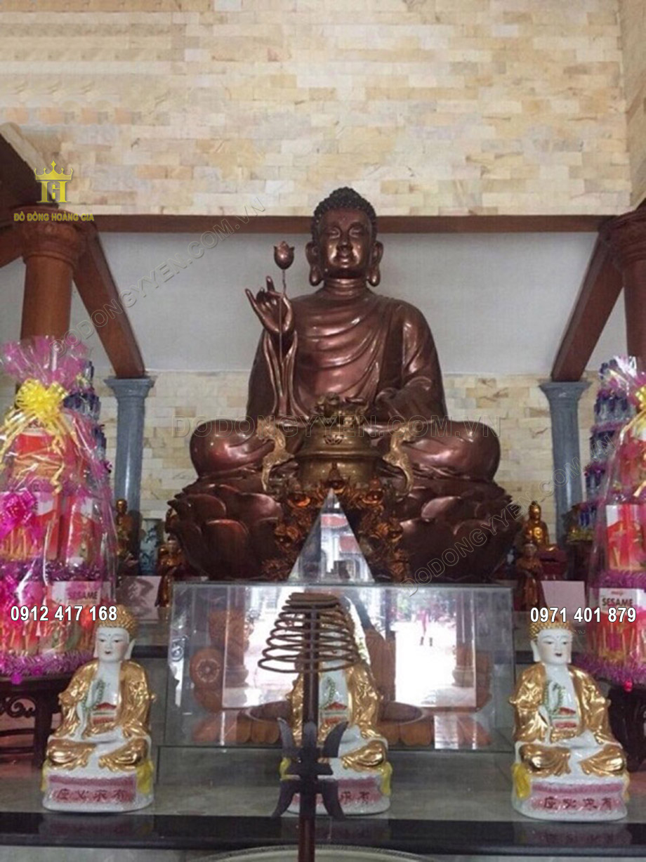 Tượng Đức Phật Th&iacute;ch Ca tại kh&ocirc;ng gian thờ c&uacute;ng